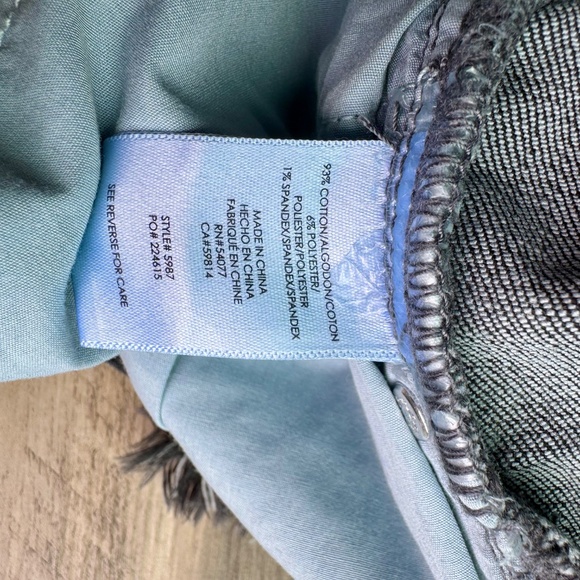 CAbi Park Colorblock Denim Shorts Distressed Frayed Hems Stretch Size 2 - Picture 7 of 15